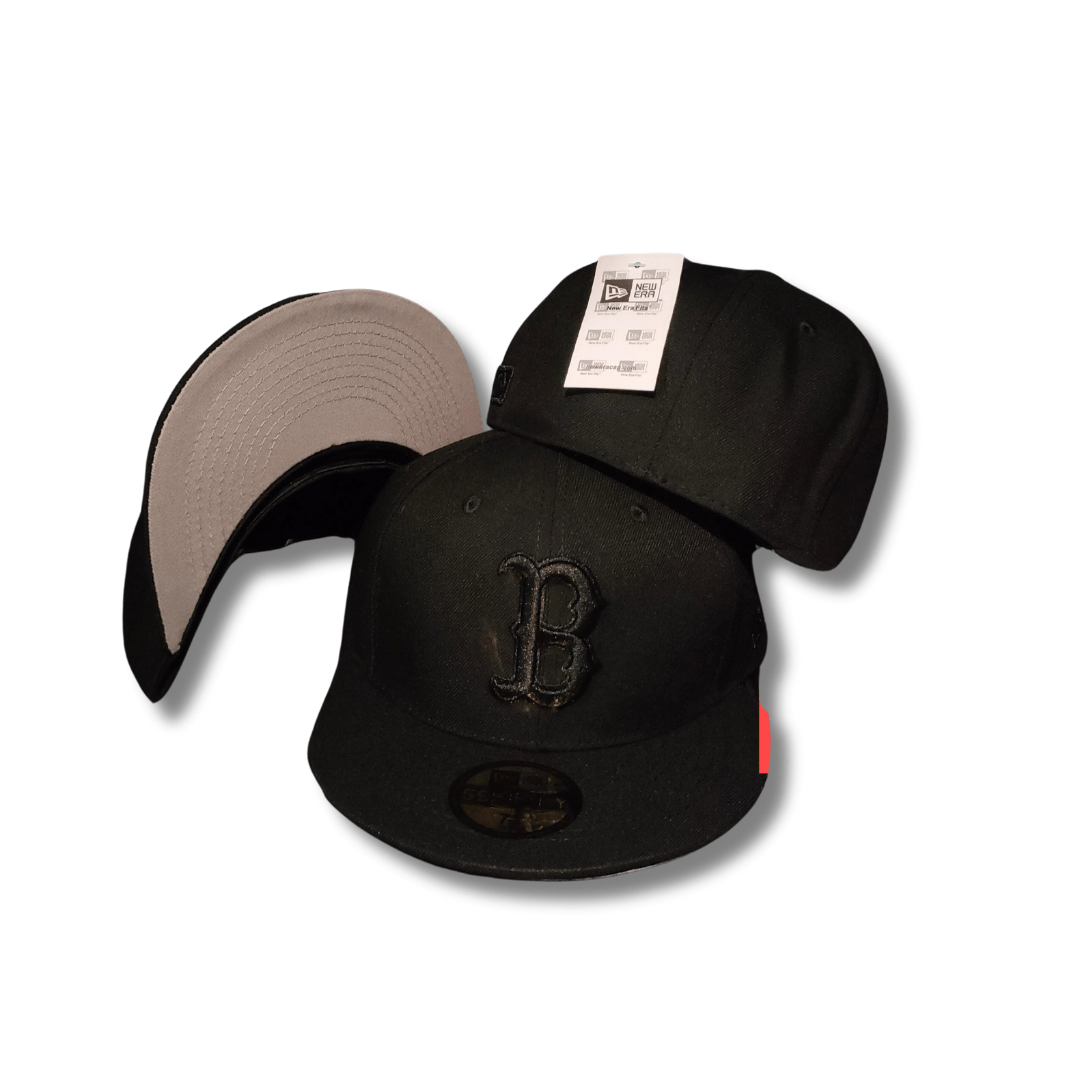 New Era Fly your own flag with this 59Fifty Boston Red Sox Blackout - Fitted Cap