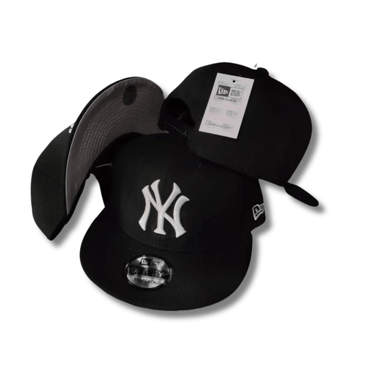 New York Yankees Black Classic White Logo – Snapback Cap